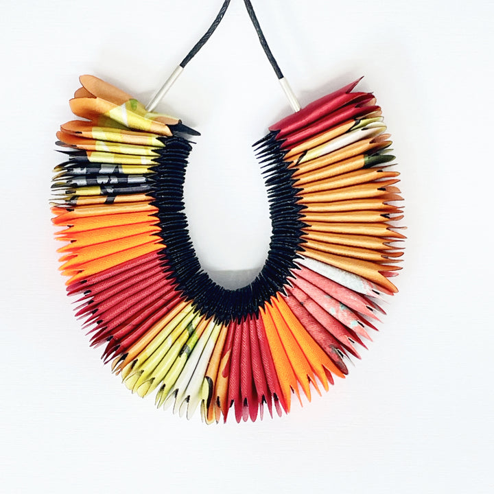 COLLAR TEXTIL.Pliegues S. Pieza única.