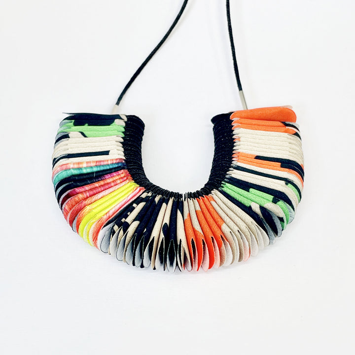 COLLAR TEXTIL. Pliegues S.Pieza única.