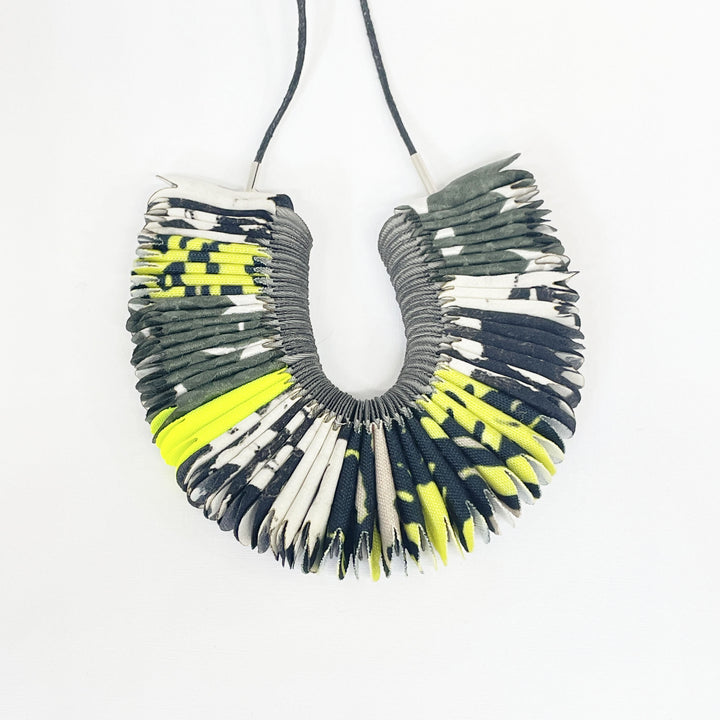 COLLAR TEXTIL.Pliegues S-Pieza única.